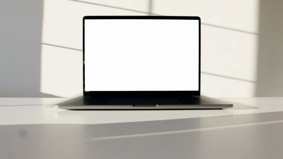 man-using-apple-computer-ieiuits149m