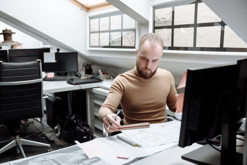 Un espacio de trabajo contemporáneo con un portátil, una tablet y smartphones, ideal para uso tecnológico y freelance.